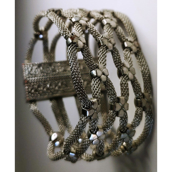 Chunky Bracelet Magnetic Silvertone Mesh Flower Modern 7.5" Flower-Pre Owned - Picture 14 of 16